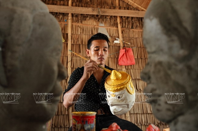 Mão và mặt nạ - trang phục huyền bí và linh thiêng của người Khmer ảnh 5