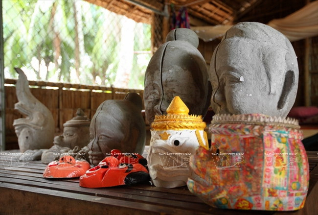 Mão và mặt nạ - trang phục huyền bí và linh thiêng của người Khmer ảnh 3