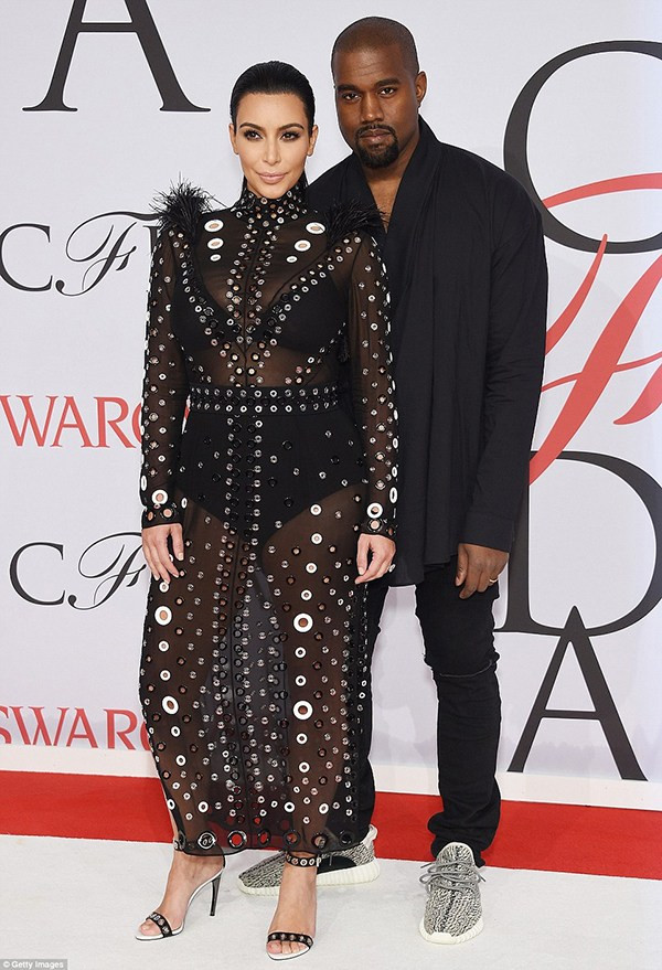 Kim Kardashian khoe bụng bầu trong bộ đồ khiêu khích tại CFDA ảnh 1