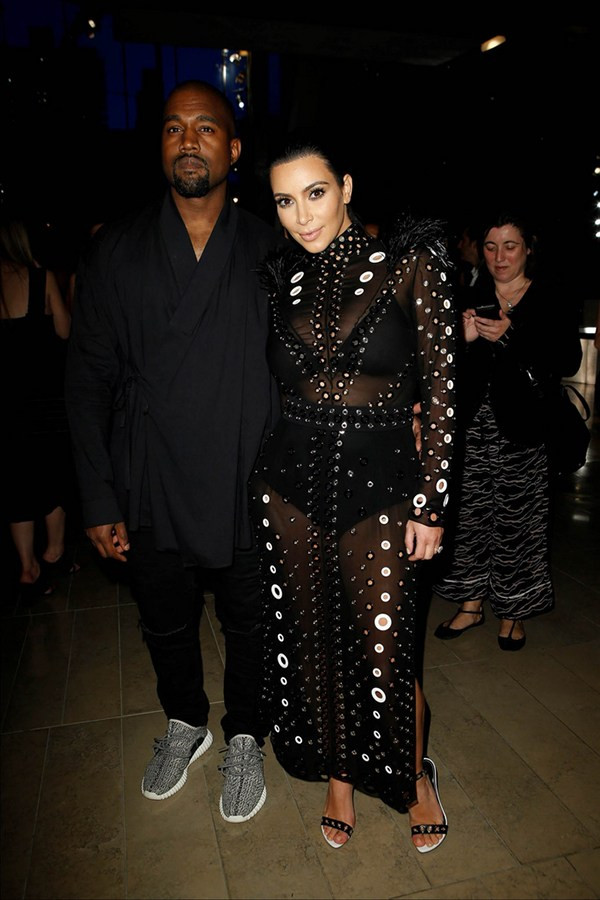 Kim Kardashian khoe bụng bầu trong bộ đồ khiêu khích tại CFDA ảnh 3