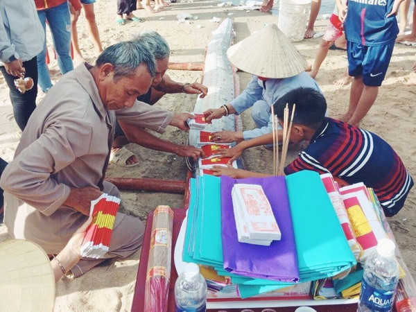 Xác cá hố rồng dài 5m, nặng 100kg dạt vào bờ biển Quảng Bình ảnh 1