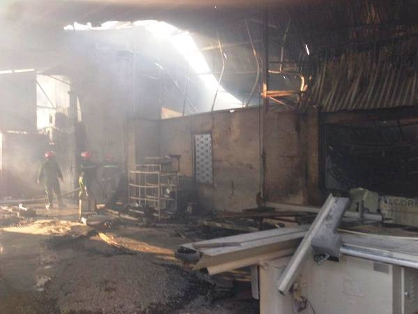 Cận cảnh hiện trường tan hoang sau đám cháy trong Công ty Lâm sản ảnh 3