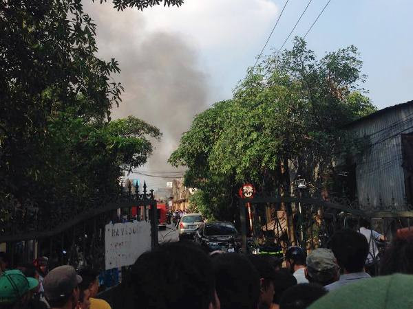 [Photo] Hiện trường vụ cháy lớn nhiều xưởng trong Công ty Lâm sản ảnh 1