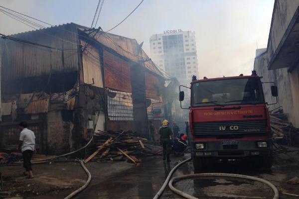 [Photo] Hiện trường vụ cháy lớn nhiều xưởng trong Công ty Lâm sản ảnh 7