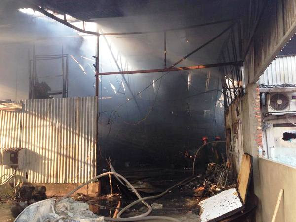 Cận cảnh hiện trường tan hoang sau đám cháy trong Công ty Lâm sản ảnh 4