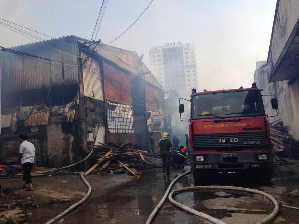 Cận cảnh hiện trường tan hoang sau đám cháy trong Công ty Lâm sản ảnh 1