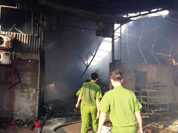 Cận cảnh hiện trường tan hoang sau đám cháy trong Công ty Lâm sản ảnh 6