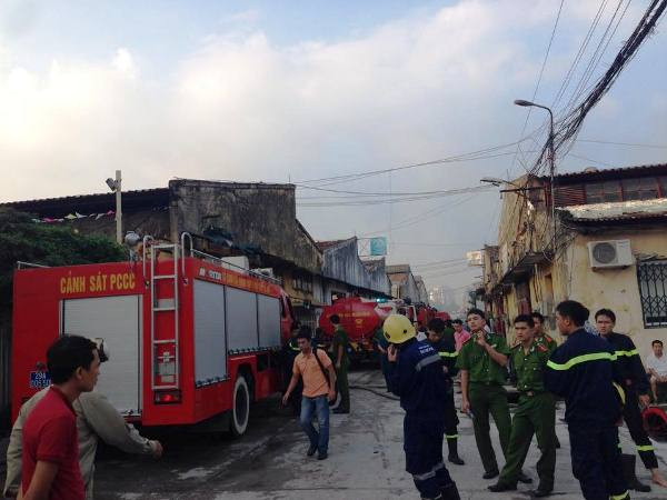 Cận cảnh hiện trường tan hoang sau đám cháy trong Công ty Lâm sản ảnh 7