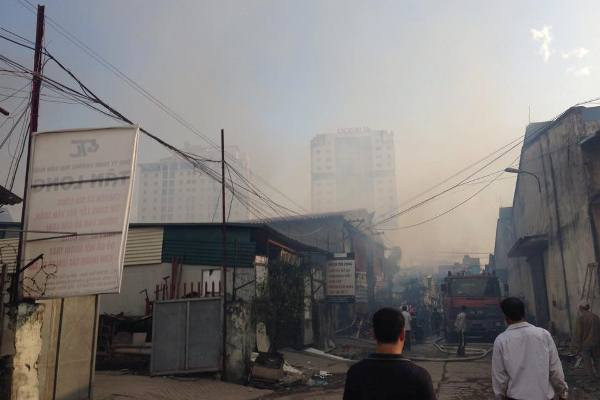 [Photo] Hiện trường vụ cháy lớn nhiều xưởng trong Công ty Lâm sản ảnh 5