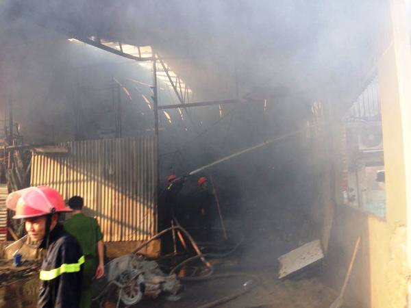 Cận cảnh hiện trường tan hoang sau đám cháy trong Công ty Lâm sản ảnh 2