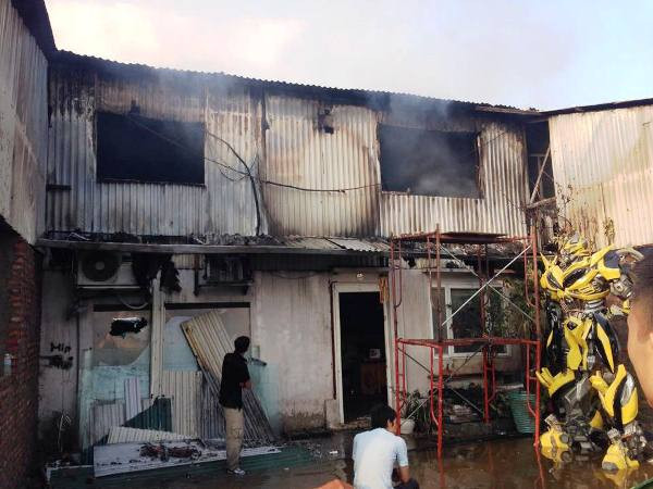 Cận cảnh hiện trường tan hoang sau đám cháy trong Công ty Lâm sản ảnh 5