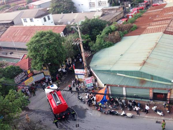 [Photo] Hiện trường vụ cháy lớn nhiều xưởng trong Công ty Lâm sản ảnh 3