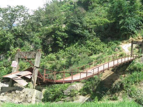 Bất chấp nguy hiểm, người dân vẫn băng qua cầu treo sắp sập ảnh 1