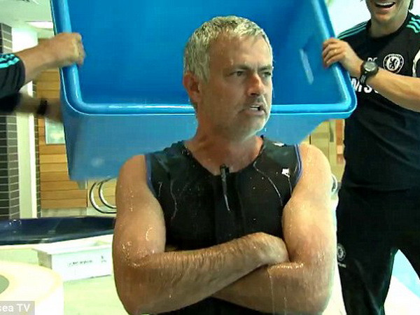 HLV Jose Mourinho gào thét inh ỏi khi dội nước lạnh lên đầu ảnh 3