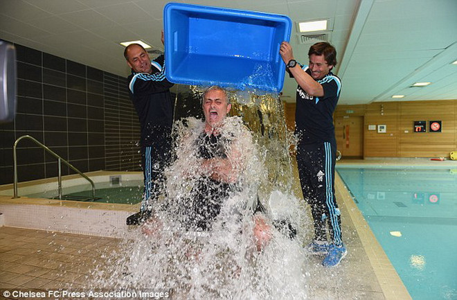HLV Jose Mourinho gào thét inh ỏi khi dội nước lạnh lên đầu ảnh 1