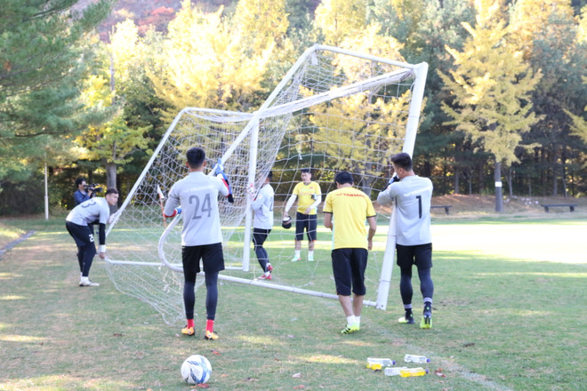 Cận cảnh đội tuyển Việt Nam luyện tập trên quê hương ông Park Hang-seo ảnh 2