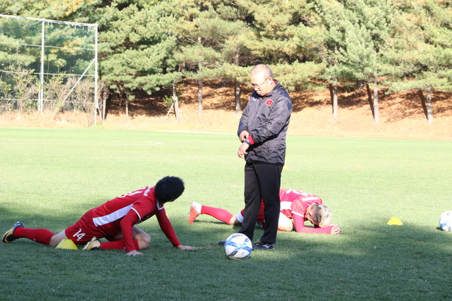 Cận cảnh đội tuyển Việt Nam luyện tập trên quê hương ông Park Hang-seo ảnh 1