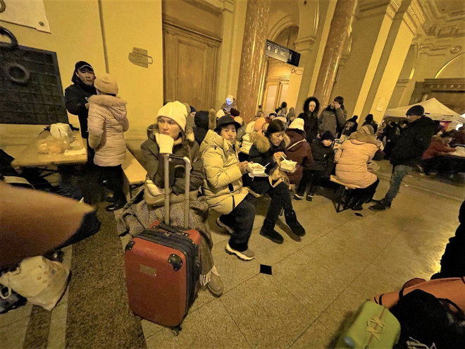 Đại sứ quán Việt Nam tại Hungary hỗ trợ công dân sơ tán từ Ukraine ảnh 3