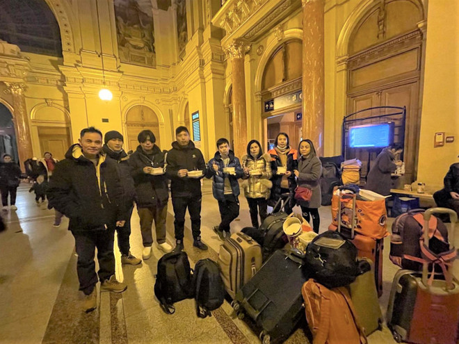 Đại sứ quán Việt Nam tại Hungary hỗ trợ công dân sơ tán từ Ukraine ảnh 4
