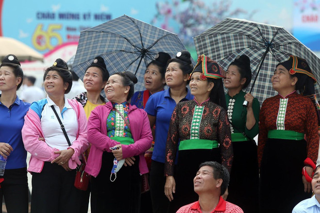 Đồng bào các dân tộc đón mừng ngày chiến thắng Điện Biên Phủ ảnh 1