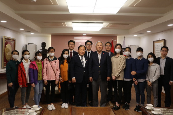 Bác sỹ Hàn Quốc phẫu thuật thẩm mỹ miễn phí cho người Việt Nam ảnh 1