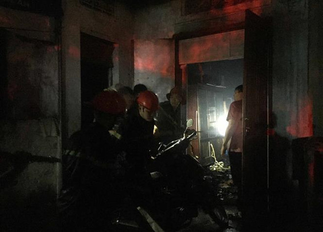 Nghệ An: Khu nhà tập thể cũ gần cây xăng bốc cháy trong đêm ảnh 2