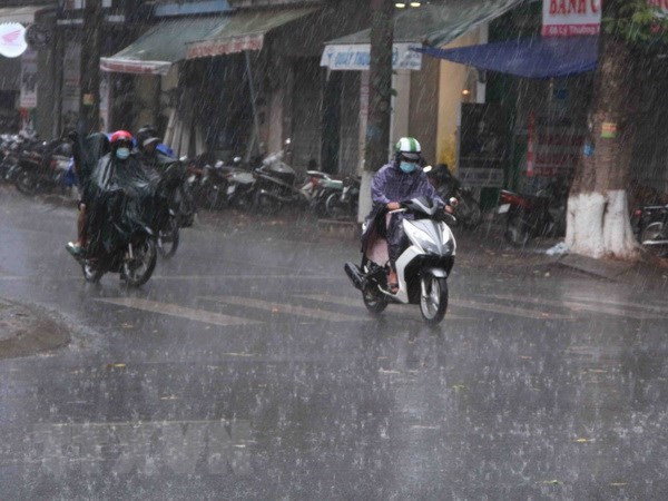 Bắc Bộ và Thanh Hóa có mưa dông lớn, vùng núi bắt đầu chuyển rét ảnh 1