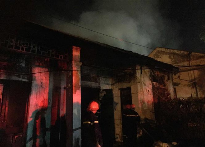 Nghệ An: Khu nhà tập thể cũ gần cây xăng bốc cháy trong đêm ảnh 1