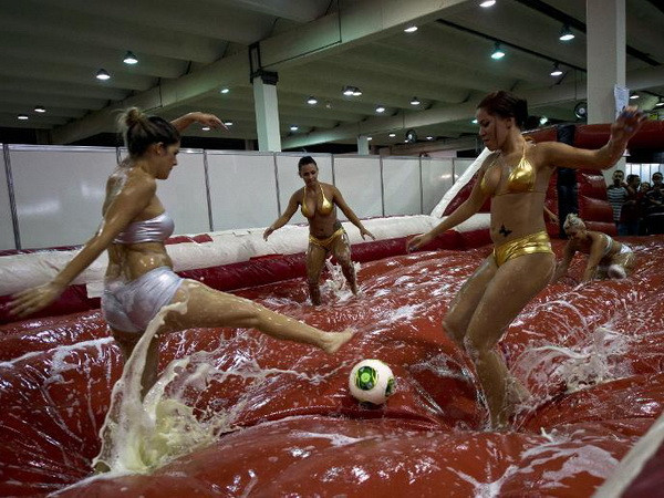 World Cup ở Brazil: Xem bóng đá không quên tình dục! ảnh 1