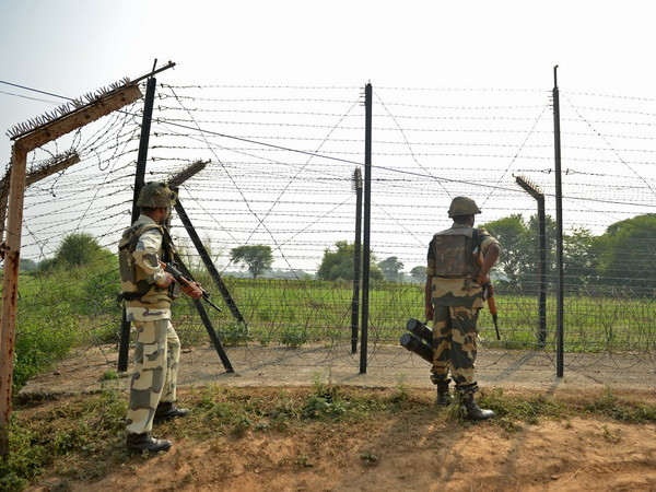 Binh sỹ Ấn Độ gác tại khu vực Jammu trên biên giới Ấn Độ-Pakistan. (Nguồn: AFP/TTXVN) Nga bác bỏ khả năng ''làm trung gian'' cho Ấn Độ và Pakistan ảnh 1