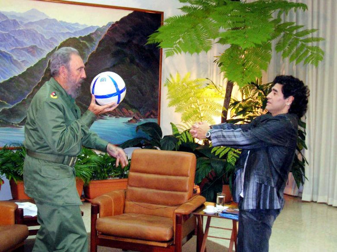 Diego Maradona thương tiếc "người cha thứ hai" Fidel Castro ảnh 1