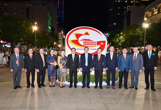 Chủ tịch UBND Thành phố Hồ Chí Minh Phan Văn Mãi cùng các khách mời quốc tế dự lễ khai mạc Lễ hội Thành phố Hồ Chí Minh-Ngôi nhà của chúng ta năm 2022. (Ảnh: Xuân Khu/TTXVN) Khai mạc lễ hội "Thành phố Hồ Chí Minh-Ngôi nhà của chúng ta” năm 2022 ảnh 1