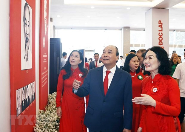 Chủ tịch nước Nguyễn Xuân Phúc tham quan khu trưng bày hoạt động của Hội Chữ thập Đỏ Việt Nam qua các thời kỳ. (Ảnh: Thống Nhất/TTXVN) Kết luận của Ban Bí thư đối với công tác của Hội Chữ thập Đỏ ảnh 2
