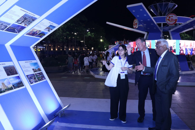 Khách tham quan triển lãm ảnh trong khuôn khổ Lễ hội Thành phố Hồ Chí Minh-Ngôi nhà của chúng ta năm 2022. (Ảnh: Xuân Khu/TTXVN) Khai mạc lễ hội "Thành phố Hồ Chí Minh-Ngôi nhà của chúng ta” năm 2022 ảnh 2