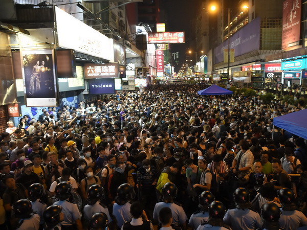 Người biểu tình tập trung nhằm chiếm lại đường phố ở Mong Kok ngày 17/10. (Nguồn: AFP/TTXVN) Cảnh sát Hong Kong bắt giữ 26 người biểu tình ở Mong Kok ảnh 1