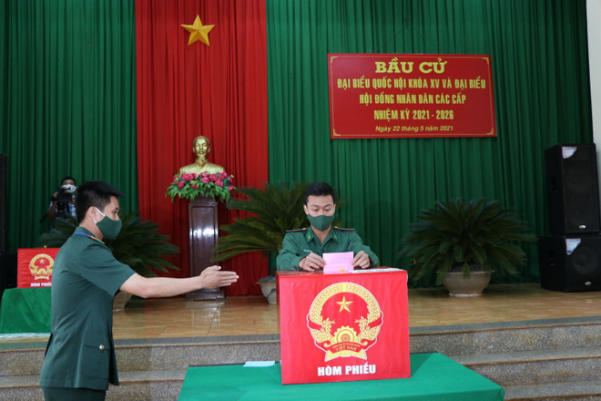 Cử tri là chiến sỹ bộ đội Biên phòng thực hiện bỏ phiếu bầu cử. (Ảnh: Nguyên Dung/TTXVN) Đắk Nông: Bộ đội biên phòng đảm bảo an toàn khi tham gia bầu cử ảnh 1