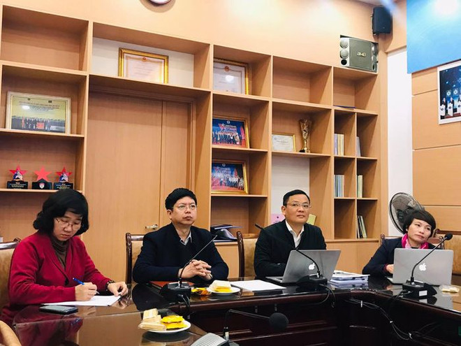 Thạc sỹ Nguyễn Trọng Khoa và Tiến sỹ Vương Ánh Dương - Phó Cục trưởng Cục quản lý Khám, chữa bệnh (Bộ Y tế) tại buổi hội chẩn ở điểm cầu Bộ Y tế. (Nguồn: suckhoedoisong) Chuyên gia hội chẩn ca bệnh COVID-19 nặng tại Bệnh viện Phổi Đà Nẵng ảnh 1