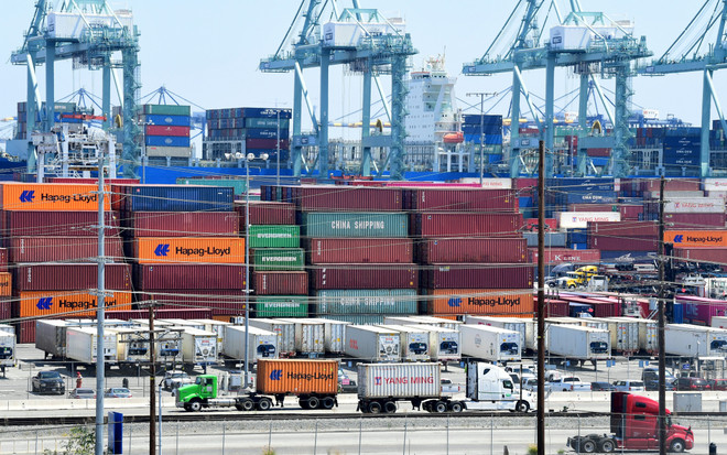 Các container hàng hóa xếp tại Cảng Long Beach, California, Mỹ. (Ảnh: AFP/TTXVN) Vì sao Mỹ chưa thể thu hẹp khoảng cách về thương mại với Trung Quốc? ảnh 1