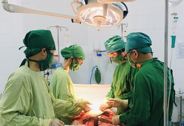 Cứu sống sản phụ mang thai hơn 33 tuần bị tai nạn giao thông nguy kịch ảnh 1