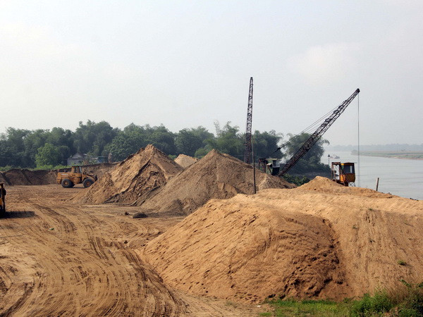 Phê bình hai Chủ tịch UBND huyện vì để khai thác cát kéo dài ảnh 1