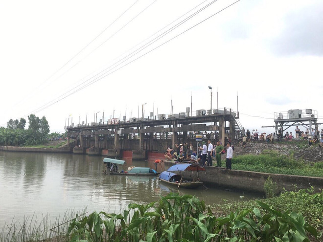 Thuyền đánh cá bị cuốn vào cống thủy điện, 2 bà cháu mất tích ảnh 1