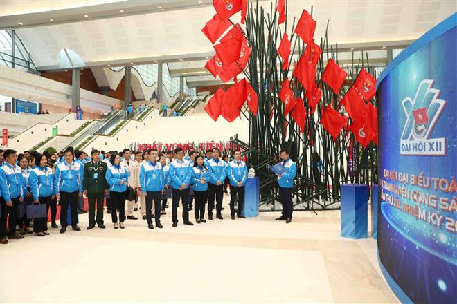 Khai mạc Triển lãm ảnh "Khát vọng cống hiến - Lẽ sống thanh niên" ảnh 2