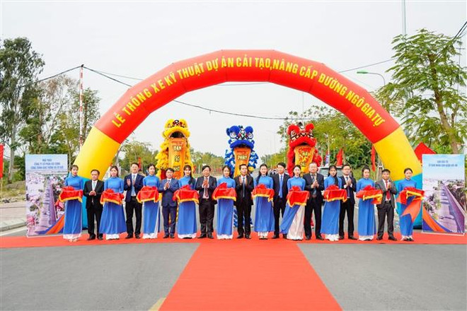 Các đại biểu cắt băng khánh thành Dự án Cải tạo, nâng cấp đường Ngô Gia Tự, đoạn từ cổng sân bay cũ đến đường Liên phường. (Ảnh: TTXVN phát) Hải Phòng thông xe tuyến đường huyết mạch kết nối hệ thống cảng biển ảnh 1