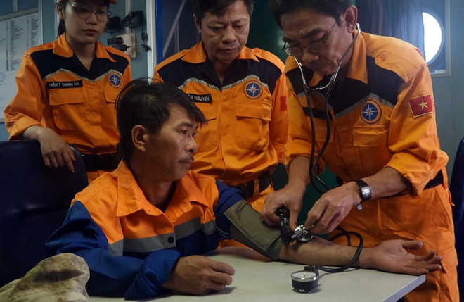 Đà Nẵng: Lai dắt tàu bị nạn cùng 4 thuyền viên về đất liền an toàn ảnh 1