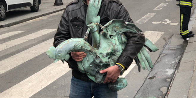 Vụ cháy Nhà thờ Đức Bà: Tìm thấy tượng gà trống trên tháp Mũi Tên ảnh 1