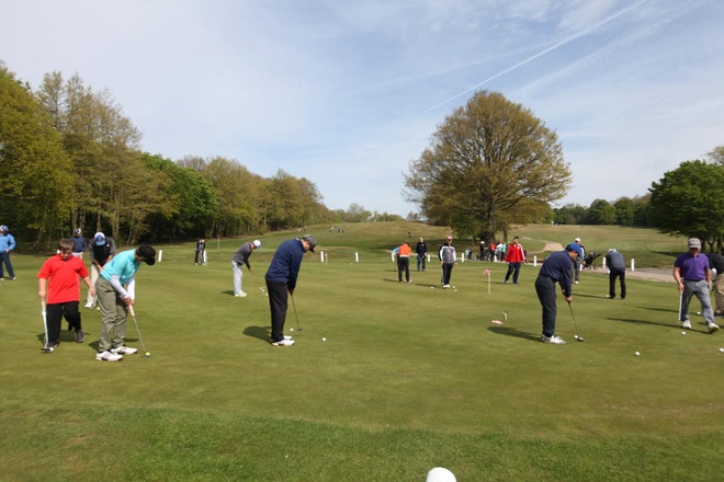 Cộng đồng người Việt tại Anh tổ chức “Ngày golf từ thiện” ảnh 1