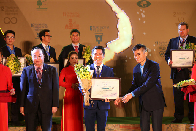Ông Huỳnh Thiên Triều- Tổng Giám Đốc Điều Hành Amway Việt Nam vinh dự nhận giải thưởng từ Ban Tổ Chức. Amway 4 năm liền vào top 100 doanh nghiệp phát triển bền vững ảnh 1