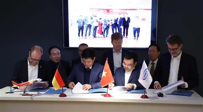 Các đối tác ký Biên bản ghi nhớ (MOU) về hợp tác đầu tư vận tải hàng không và logistics. (Ảnh: Mạnh Hùng/TTXVN) Việt Nam-Đức ký MoU về hợp tác đầu tư vận tải hàng không và logistics ảnh 1