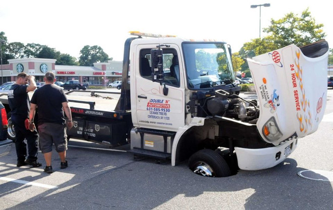 Mỹ: Xuất hiện "hố tử thần" lớn hơn cả một chiếc xe thể thao ảnh 2