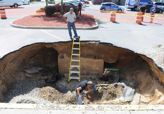 Mỹ: Xuất hiện "hố tử thần" lớn hơn cả một chiếc xe thể thao ảnh 1